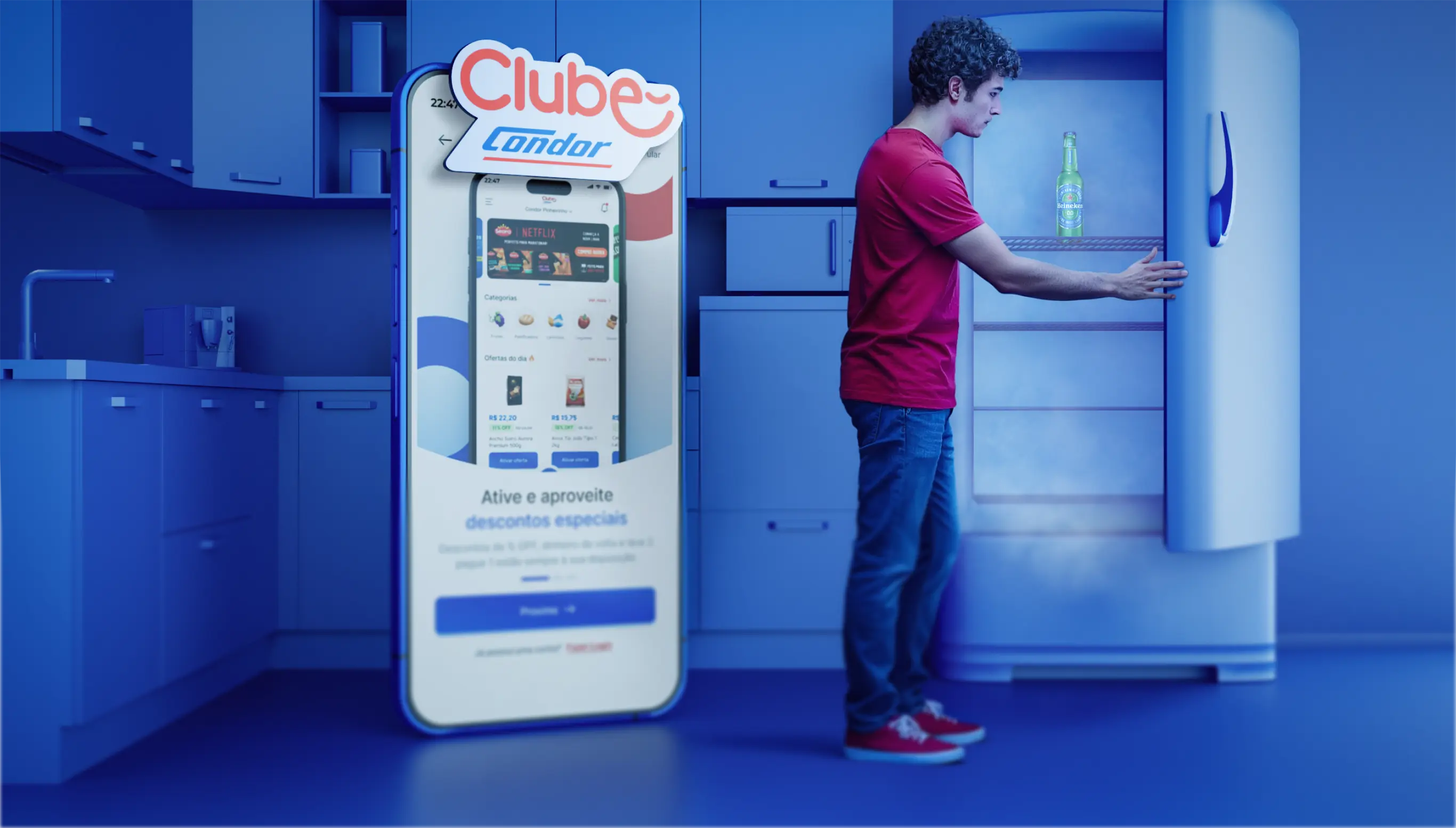 Jovem de vermelho abre geladeira enquanto aparece celular gigante com app Clube Condor.