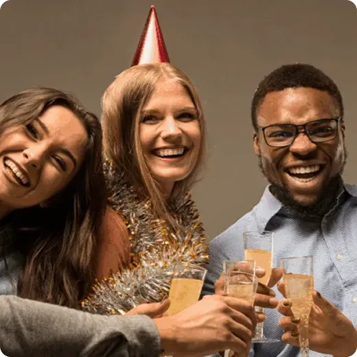 Pessoa segurando celular mostrando tela de cadastro no Clube Condor.