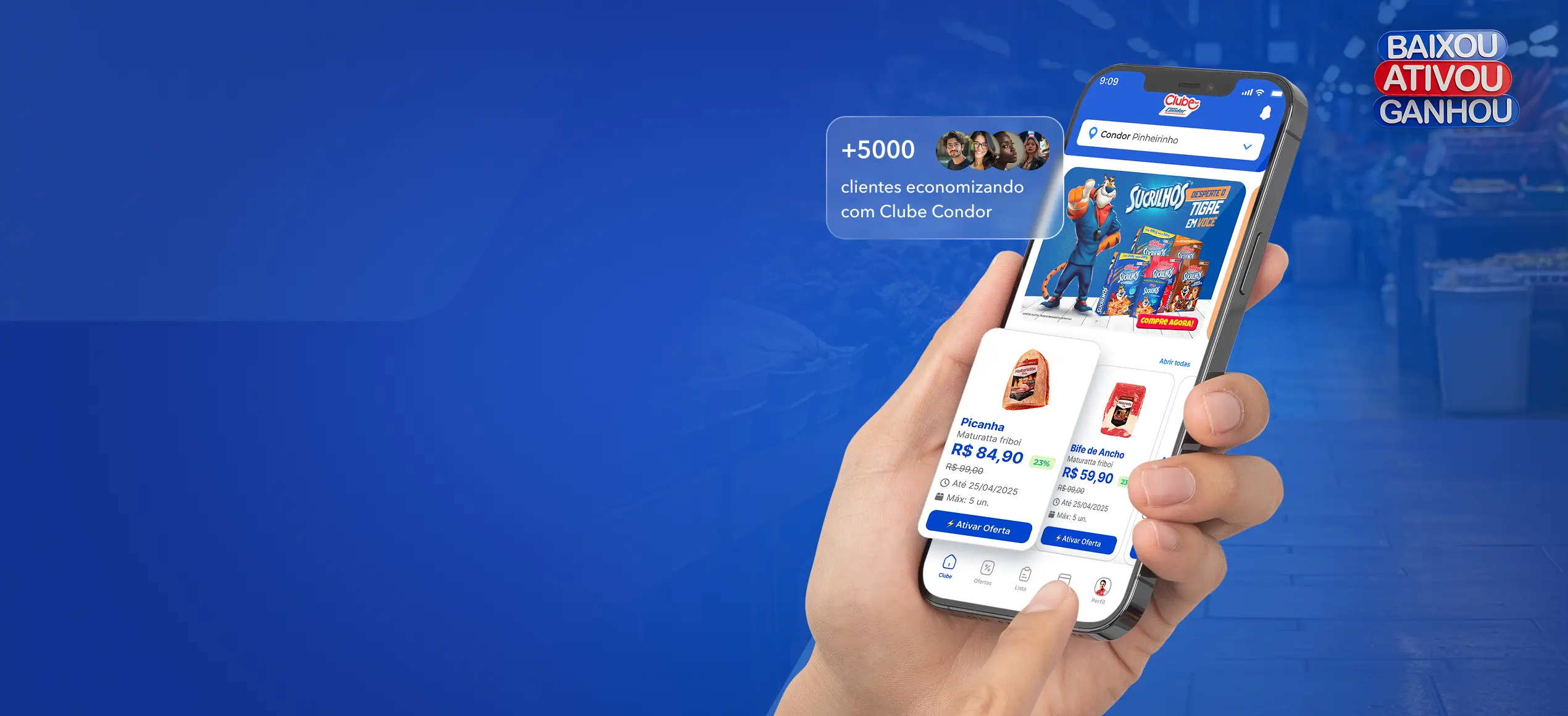 Celular mostra ofertas do app Clube Condor com descontos. QR Code e links para baixar no Google Play e App Store.