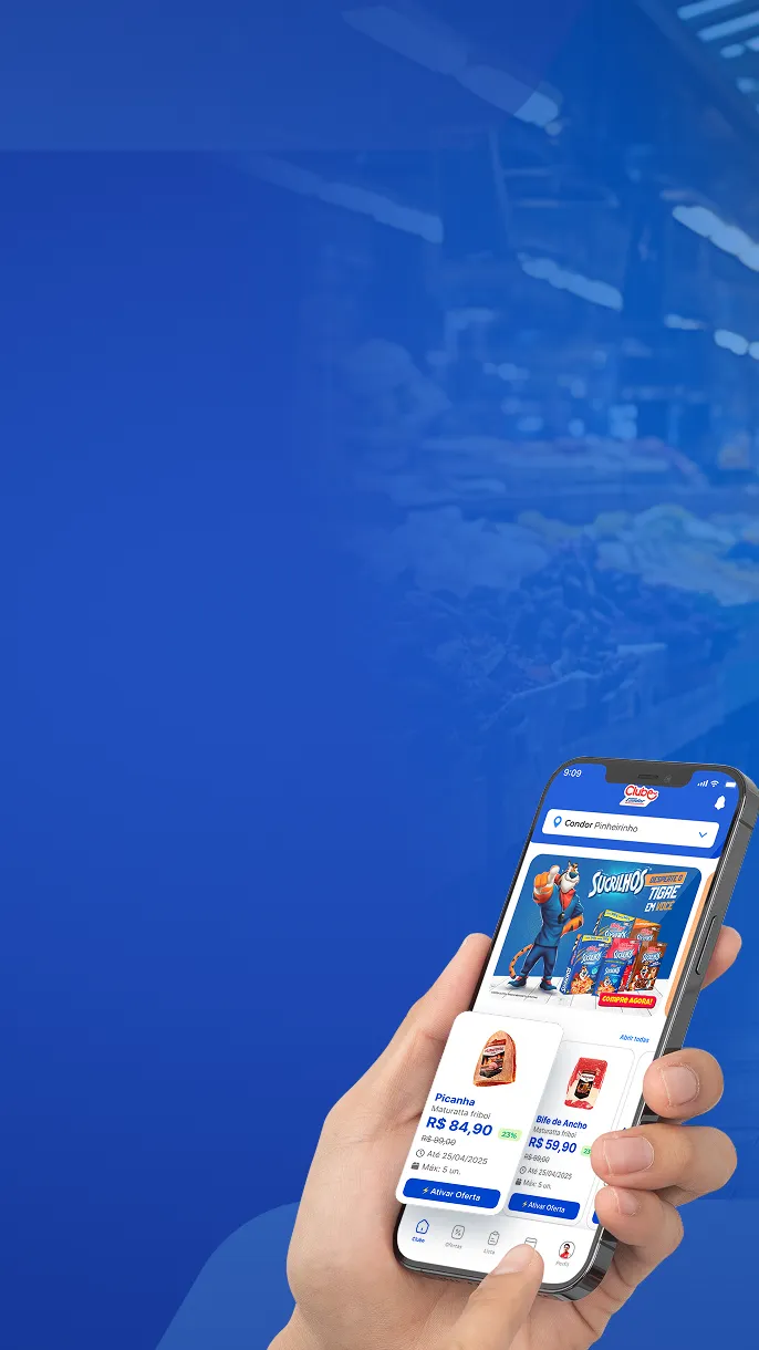 Celular mostra ofertas do app Clube Condor com descontos. QR Code e links para baixar no Google Play e App Store.