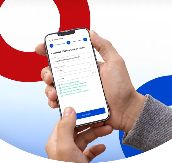 Pessoa segurando celular mostrando tela de cadastro no Clube Condor.